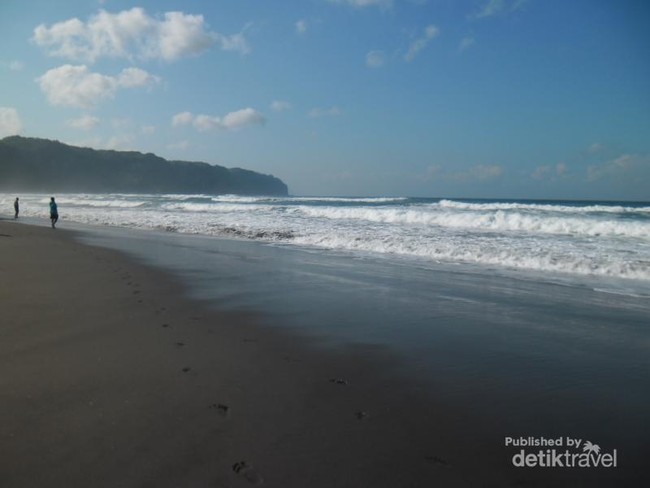 Lembutnya Sentuhan Ombak di Pantai Parangtritis