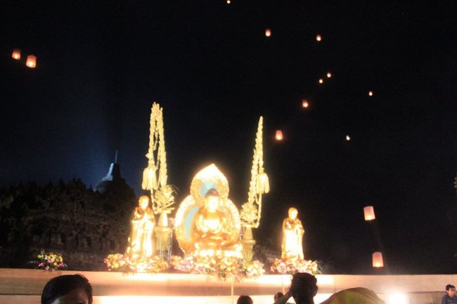 Lepas Lampion Saat Malam Waisak di Borobudur