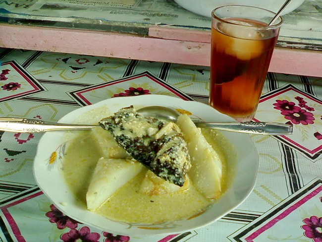 Lezat! Menyantap Ketupat Kandangan Khas Kalimantan Selatan