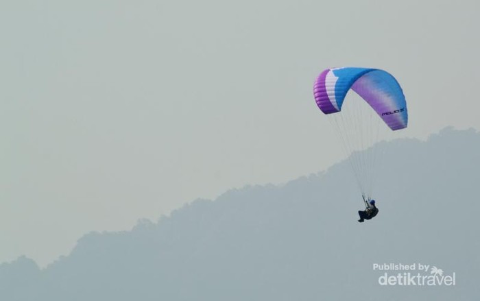 Libur Akhir Pekan, Saatnya Jajal Paralayang di Puncak
