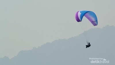 Libur Akhir Pekan, Saatnya Jajal Paralayang di Puncak