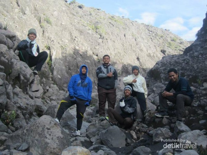 Libur Panjang Beda, Mendaki Gunung Marapi di Sumbar