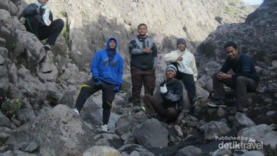 Libur Panjang Beda, Mendaki Gunung Marapi di Sumbar