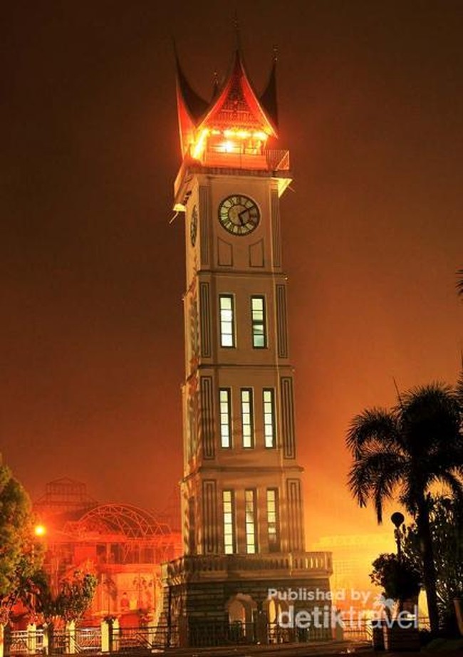 Liburan di Bukittinggi, Asyiknya Hunting Foto di Jam Gadang