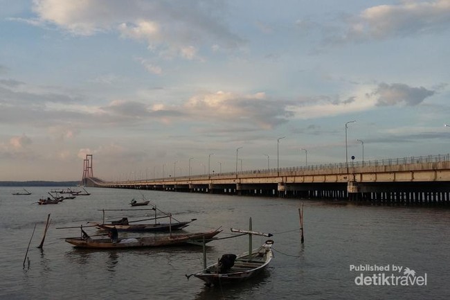 Liburan di Surabaya, Yuk Kunjungi Jembatan Suramadu!