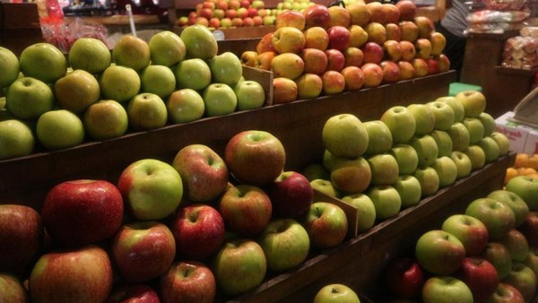 Tak ketinggalan apel malang juga bisa dibeli di Pasar Apung