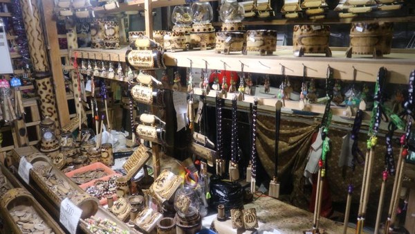 Berbagai macam kerajinan tangan dan suvenir yang ditawarkan di Pasar Apung