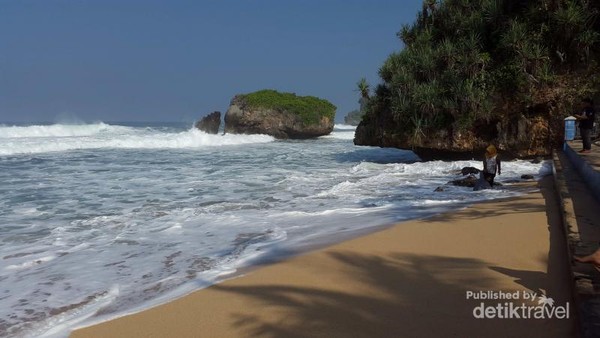 Pantai Kukup di Jl. Pantai Kukup, Ngepung, Kemadang, Tanjungsari, Gunung Kidul ini terkenal dengan Pulau Karang yang ada di timur Pantai Kukup. Pantai Kukup di Jl. Pantai Kukup, Ngepung, Kemadang, Tanjungsari, Gunung Kidul ini terkenal dengan Pulau Karang yang ada di timur Pantai Kukup.