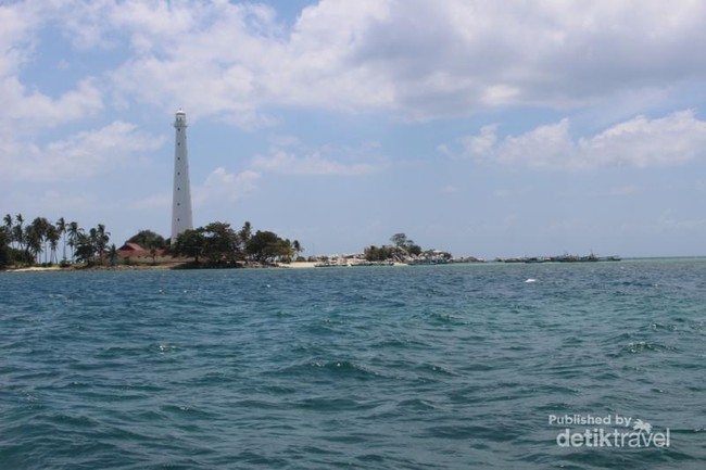 Liburan Maksimal di Pantai Pulau Lengkuas