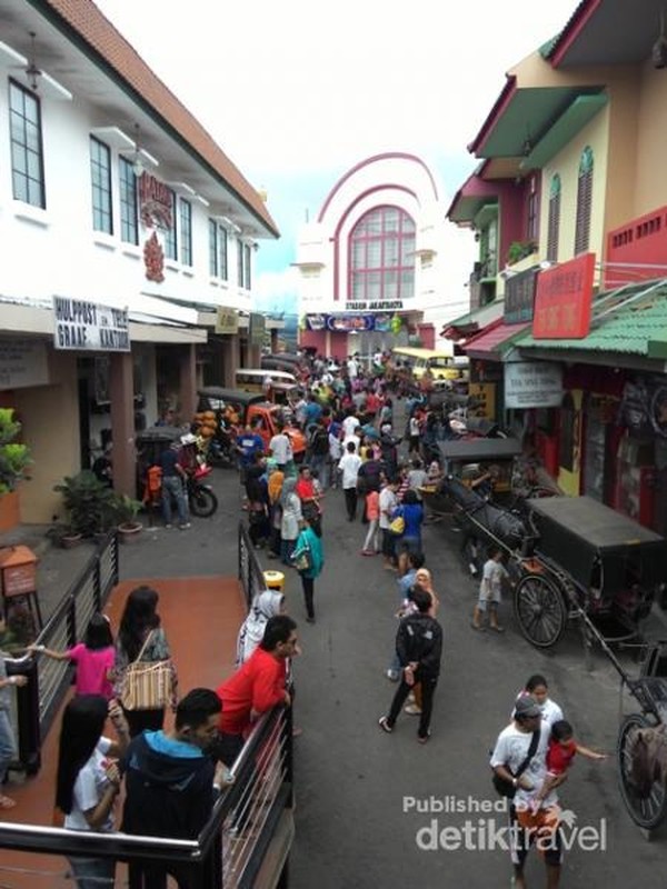 Di zona Pecinan, ada alat transportasi yang bisa ditemui di Inonesia seperti andong, bajaj, sepeda, becak, gerobak, dan lain-lain. Bangunan di area ini pun di setting seperti hal nya kondisi di daerah Pecinan tempo dulu. Di zona Pecinan, ada alat transportasi yang bisa ditemui di Inonesia seperti andong, bajaj, sepeda, becak, gerobak, dan lain-lain. Bangunan di area ini pun di setting seperti hal nya kondisi di daerah Pecinan tempo dulu.