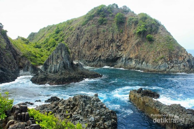 Lombok Punya Pantai dengan Bebatuan Unik