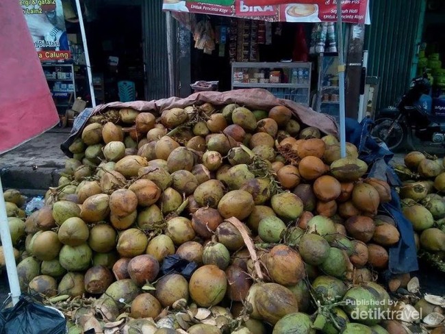 Long Weekend di Serang, Yuk Nikmati Segarnya Kelapa Muda Pasar Lama