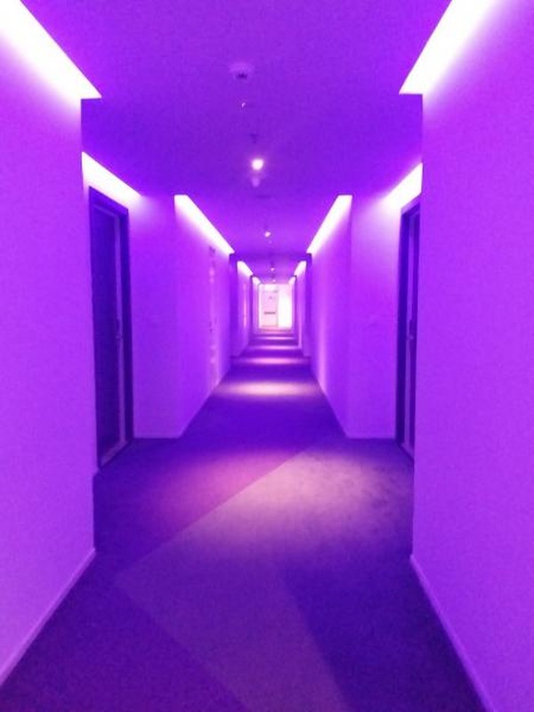 Lorong hotel dengan lampu yang berwarna-warni