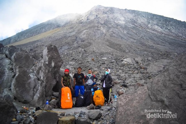 Lukisan Langit Pagi di Merapi