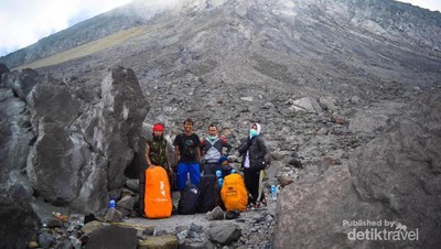 Lukisan Langit Pagi di Merapi