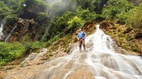 Sesuai namanya air terjun ini juga mempunyai sebuah goa yang berada dibalik tirai tirai air yang jatuh