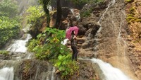 Air terjun yang dapat kita jumpai disini tak hanya satu namun belasan, karena air yang keluar terlihat berderet dan menyebar.