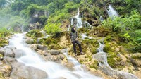 Sebuah deretan air terjun cantik diantara tebing tebing tinggi
