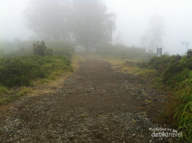 Magisnya Danau Kelimutu Saat Tertutup Kabut