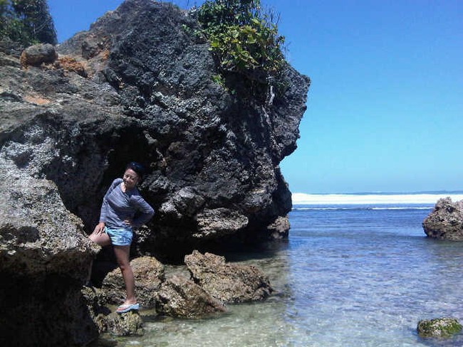 Main-main di Pasir Putih dan Batu Karang Pantai Sundak