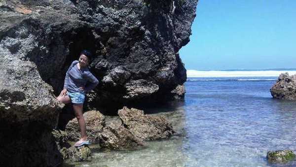 Main-main di Pasir Putih dan Batu Karang Pantai Sundak