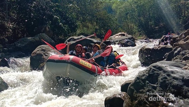 Main Rafting di Sungai Cisadane Bogor, Seru!