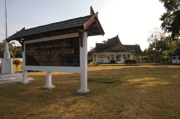 Warga Jambi berziarah ke makam Sultan Thaha