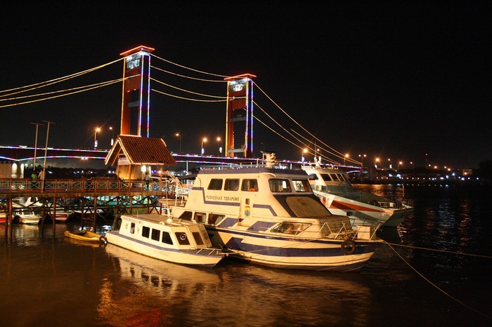 Malam Hari di Jembatan Ampera, Alep Nian!