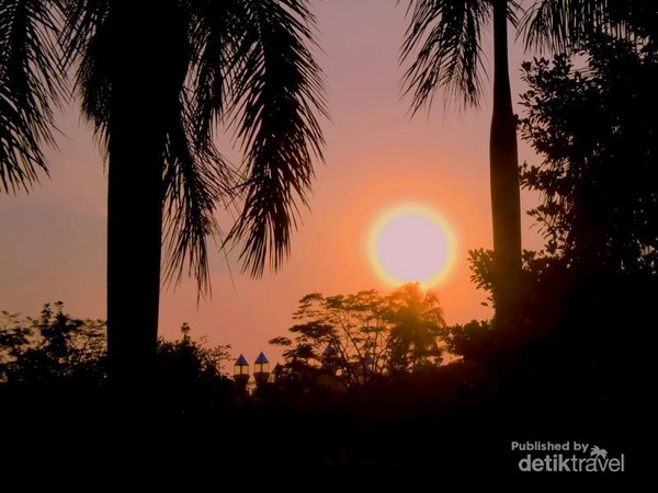 Sungguh beruntung bisa menyaksikan sunrise yang indah di halaman Masjid Agung An Nur Pare yang megah.
