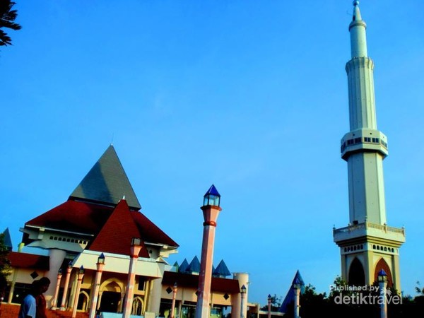 Di sisi luar kanan Masjid Agung An Nur Pare terdapat sebuah menara tinggi, cantik, indah, dan kokoh.