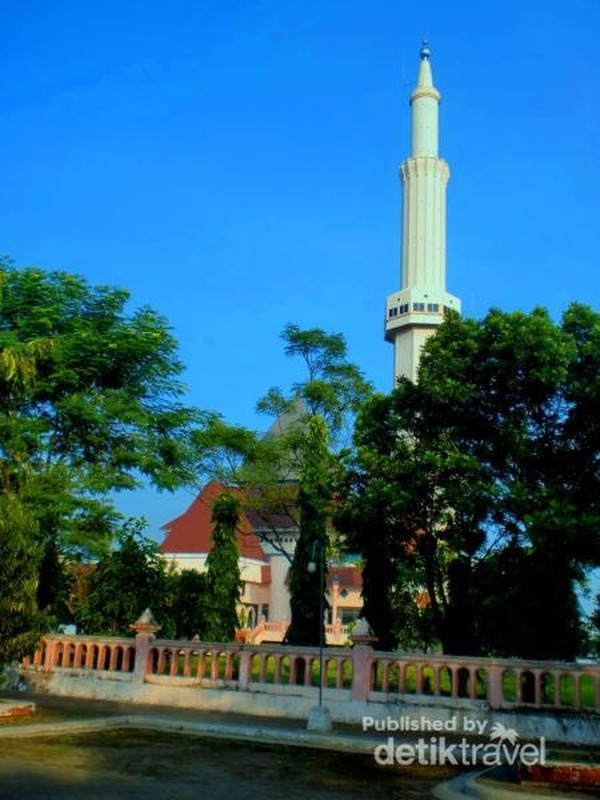Penampakan Masjid Agung An Nur Pare dari sisi jalan raya.