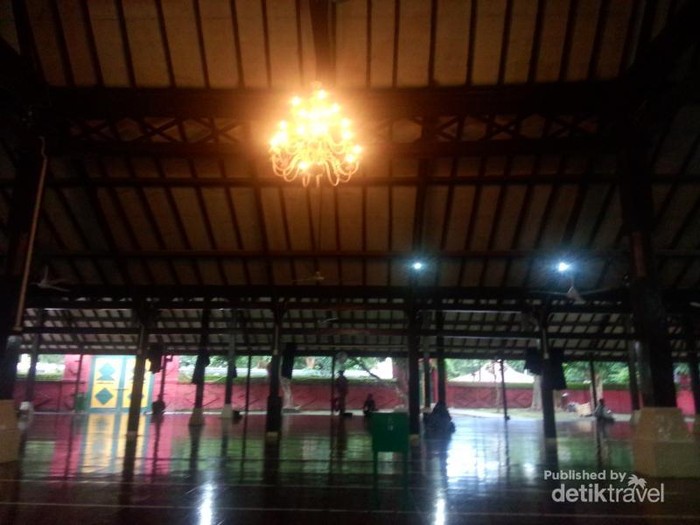 Masjid yang Serba Merah