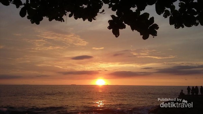 Matahari Terbenam di Pantai Padang yang Cantik Jelita