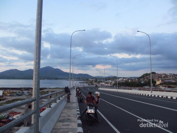 Saat sore hari, banyak warga Manado yang menunggu sunset di jembatan ini