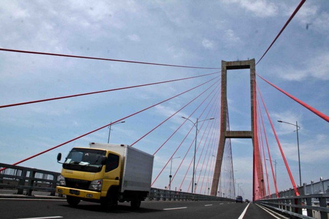 Megahnya Jembatan Suramadu