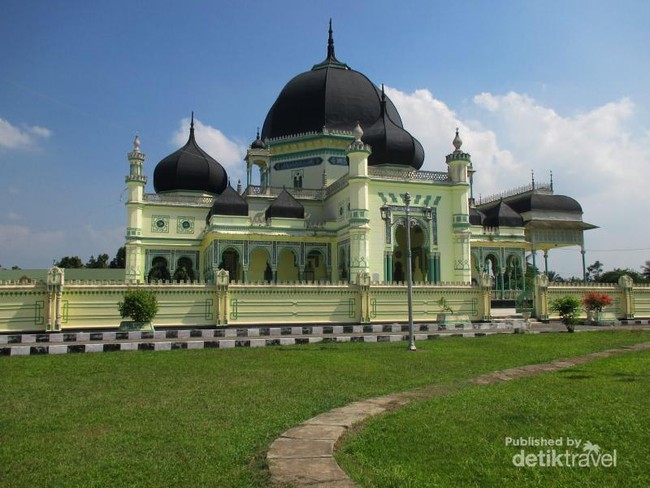 Megahnya Masjid Azizi di Sumatera Utara