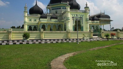 Megahnya Masjid Azizi di Sumatera Utara