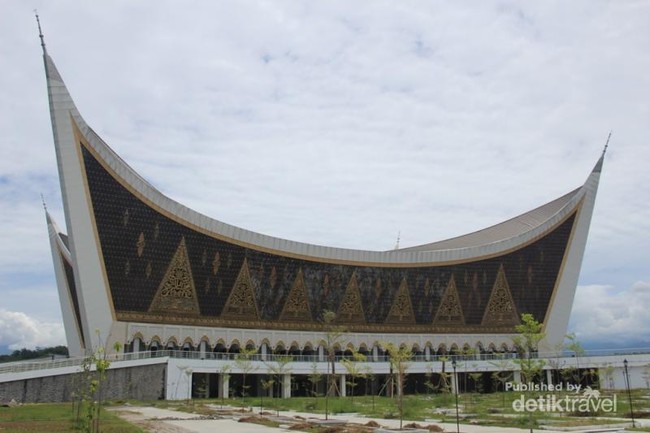 Megahnya Masjid Raya Sumatera Barat