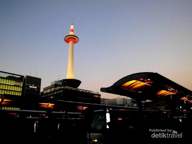 Megahnya Menara Kyoto Menjelang Malam