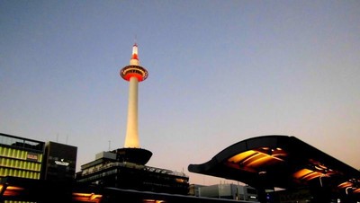 Megahnya Menara Kyoto Menjelang Malam