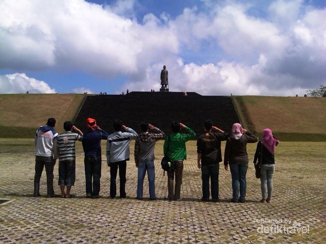 Megahnya Monumen Jenderal Sudirman di Pacitan