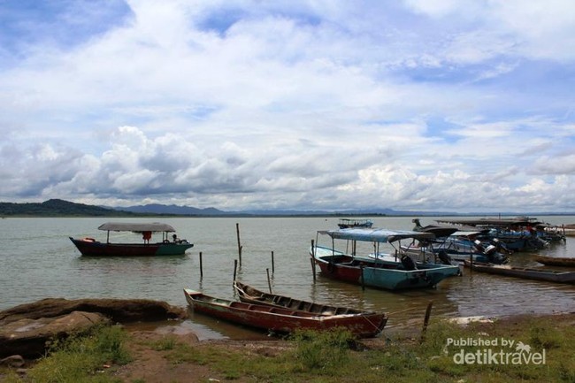 Melihat Aktivitas Nelayan di Waduk Gajah Mungkur