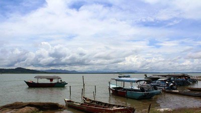 Melihat Aktivitas Nelayan di Waduk Gajah Mungkur