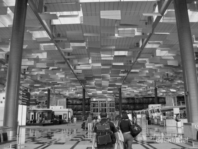 Melihat Bandara Changi di Balik Lensa Hitam Putih