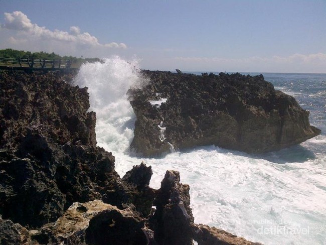 Melihat Dahsyatnya Deburan Ombak di Nusa Dua, Bali