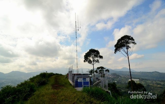 Melihat Eksotisme Bandung dari Gunung Batu di Lembang