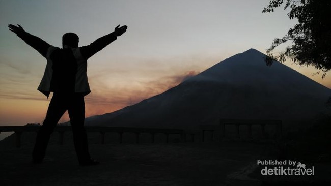 Melihat Gunung Inerie dari Panorama Manulalu di Flores