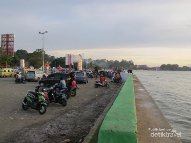 Melihat Indahnya Matahari Terbenam di Sorong
