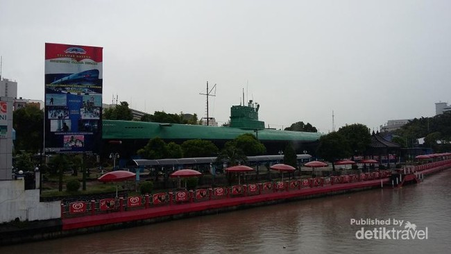Melihat Isi Kapal Selam di Surabaya