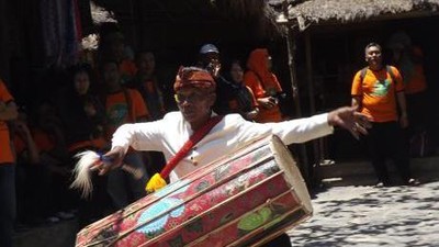 Melihat Kearifan Lokal Tarian Adat Desa Sade, Lombok